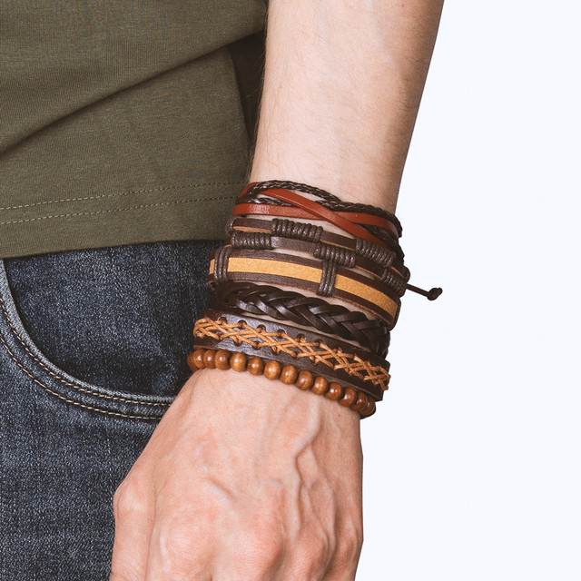 Набір з шести шкіряних браслетів на руку коричневого кольору Набір з шести шкіряних браслетів на руку коричневого кольору