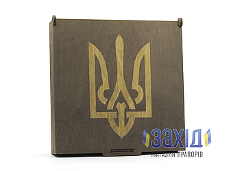 Прапор України з вишитим тризубом з габардину в подарунковій коробці "Тризуб"