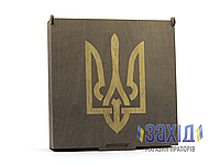 Флаг Украины с вышитым трезубцем из прокатного атласа в подарочной коробке "Трезубец"