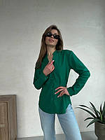 Зелена жіноча легка класична льняна сорочка на ґудзиках з довгим рукавом та нагрудною кишенею