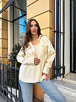Молочная женская удлинённая однотонная вельветовая рубашка в стиле оверсайз на пуговицах с нагрудными карманам