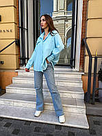 Голубая женская удлинённая однотонная вельветовая рубашка в стиле оверсайз на пуговицах с нагрудными карманами