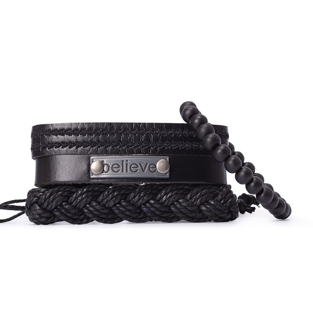 Набір з чотирьох браслетів на руку чорного кольору. Набір з чотирьох браслетів на руку чорного кольору.