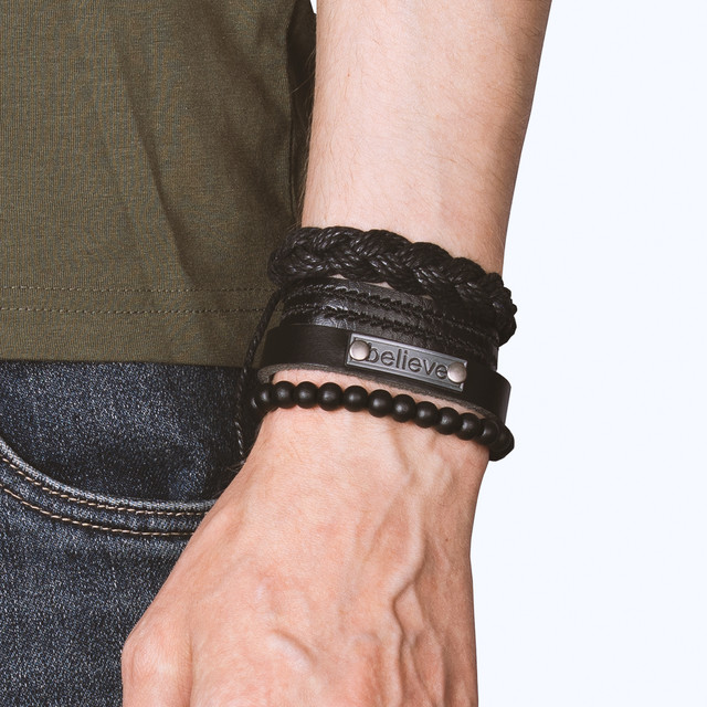 Набір з чотирьох браслетів на руку чорного кольору. Набір з чотирьох браслетів на руку чорного кольору.