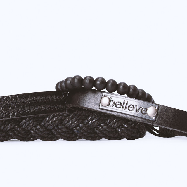 Набір з чотирьох браслетів на руку чорного кольору. Набір з чотирьох браслетів на руку чорного кольору.