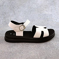 Стильные и удобные сандалии женские Бежевые с черной подошвой материал искусственная кожа Shopen Стильні та