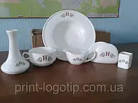 Чашки та тарілки з логотипом