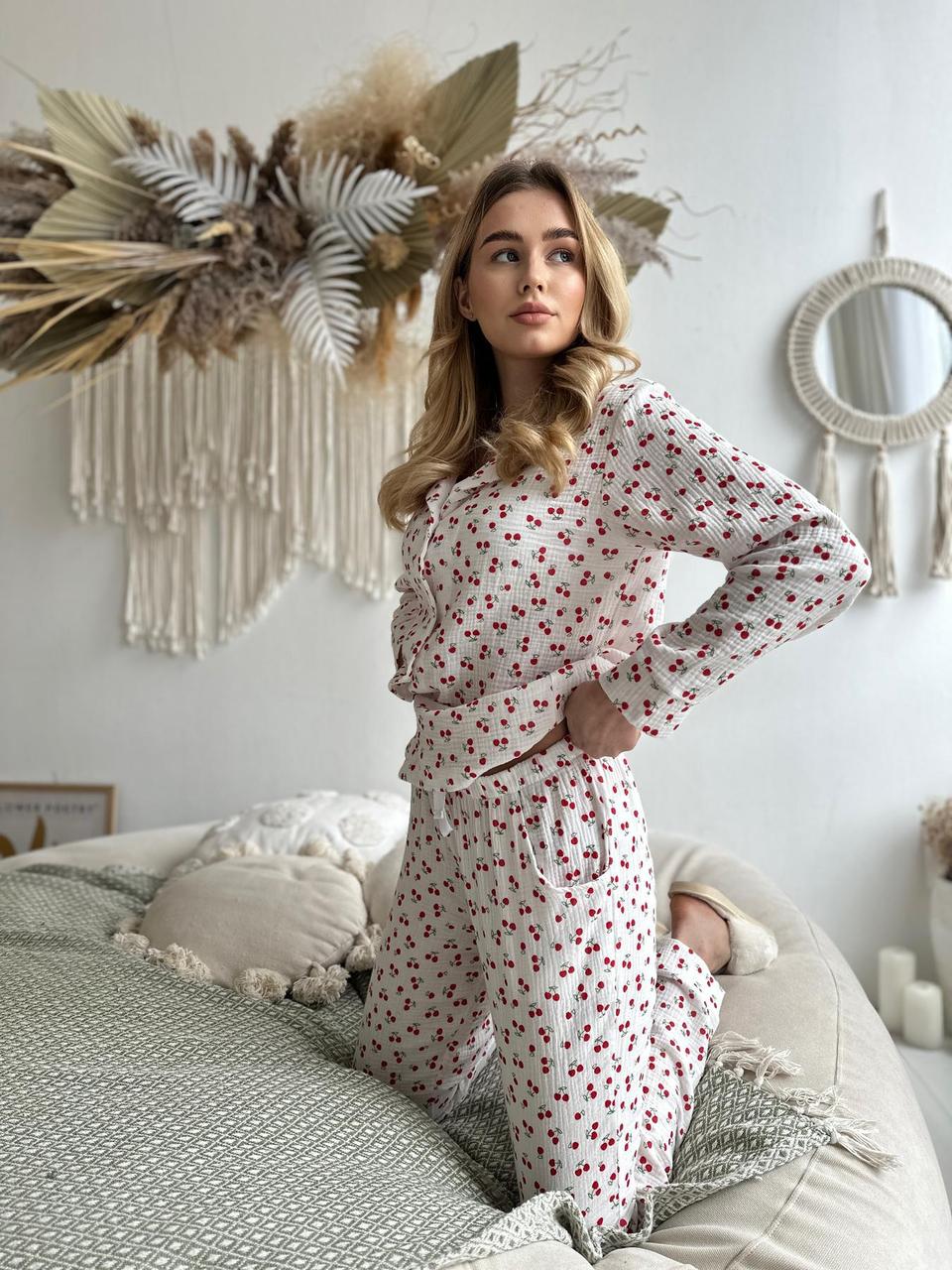 Жіноча Муслінова піжама COSY, вишеньки на білому
