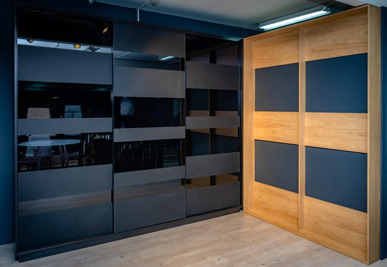 Шафа-купе чорна із фарбованим склом і піскоструєм, фото 1