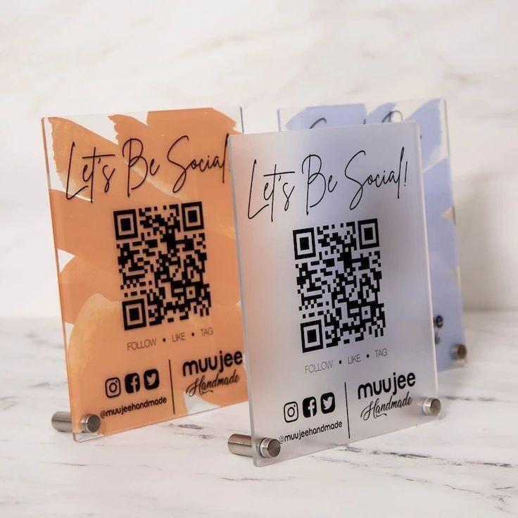 Табличка з QR-кодом, 130х150 мм, на 2-х срібних тримачах, Акрил, ACRY