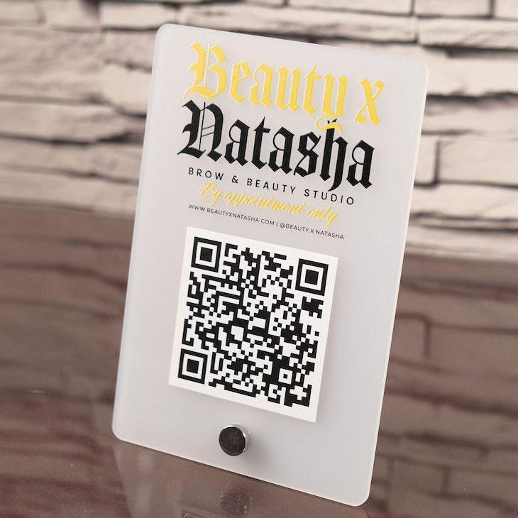 Напівпрозора табличка з QR-кодом, А6 105х150 мм, на срібному тримачі по центру, Акрил, ACRY