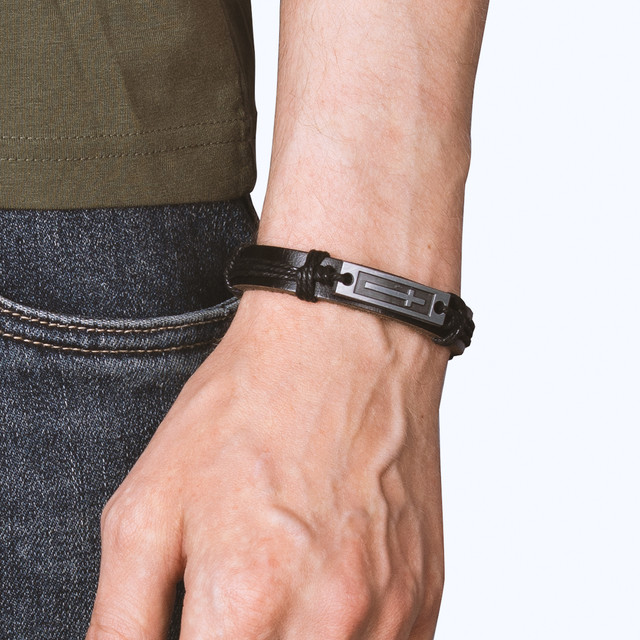 Чорний шкіряний браслет з зображенням металевого хрестика Чорний шкіряний браслет з зображенням металевого хрестика