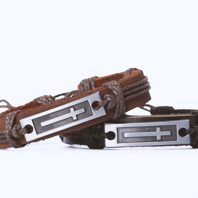 Чорний шкіряний браслет з зображенням металевого хрестика Чорний шкіряний браслет з зображенням металевого хрестика