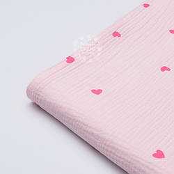 Клаптик мусліну із рожевими сердечками на світло-рожевому тлі, розмір 47*67 см