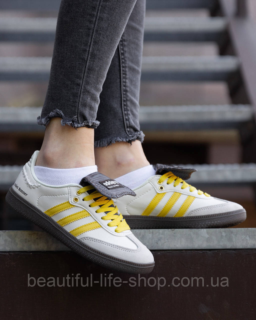 Кросівки жіночі шкіряні Adidas Samba Кросівки адідас білі з жовтими полосками на низькій підошві