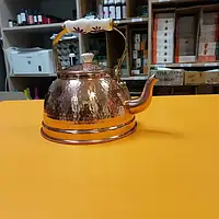 Медный чайник с фарфоровой ручкой 1,7 л (чеканка)