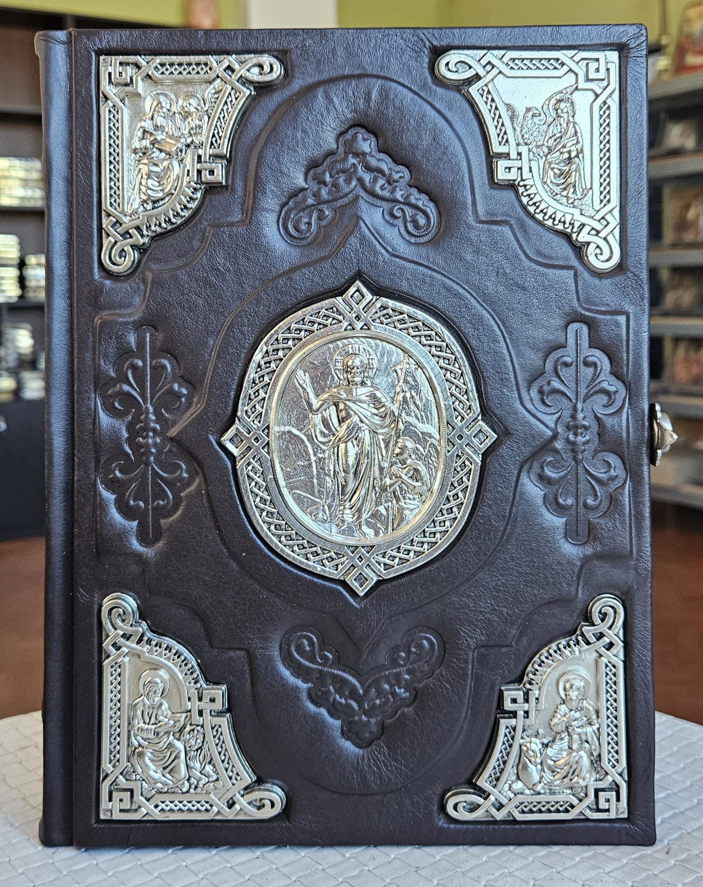 Книга Євангліє требне із застібкою, накладки сріблення , оклад шкіра, ураїнська мова, розмір книги 19×26