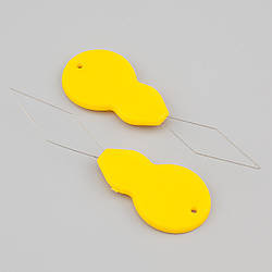 Нитковдівач ручний пластиковий 5х1,5 см Жовтий