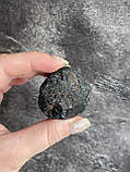 Шерл необроблений натуральний коло 39*37*21 мм камінь чорний турмалін., фото 6