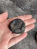 Шерл необроблений натуральний коло 39*37*21 мм камінь чорний турмалін., фото 5