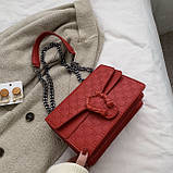 Жіноча сумка на товстому ланцюжку крос-боді з підковою через плече червона, фото 2