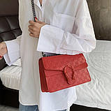 Жіноча сумка на товстому ланцюжку крос-боді з підковою через плече червона, фото 5