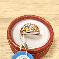 Золотое женское кольцо гладкое ажурное с фианитами и огранкой