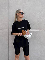 Чёрный женский удобный спортивный костюм-двойка на лето из кулира: оверсайз футболка с надписью и велосипедки