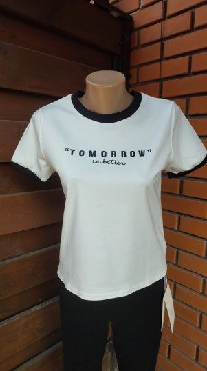 Молодіжна футболка молочного кольору з написом в прямому пошитті розміри 44-48