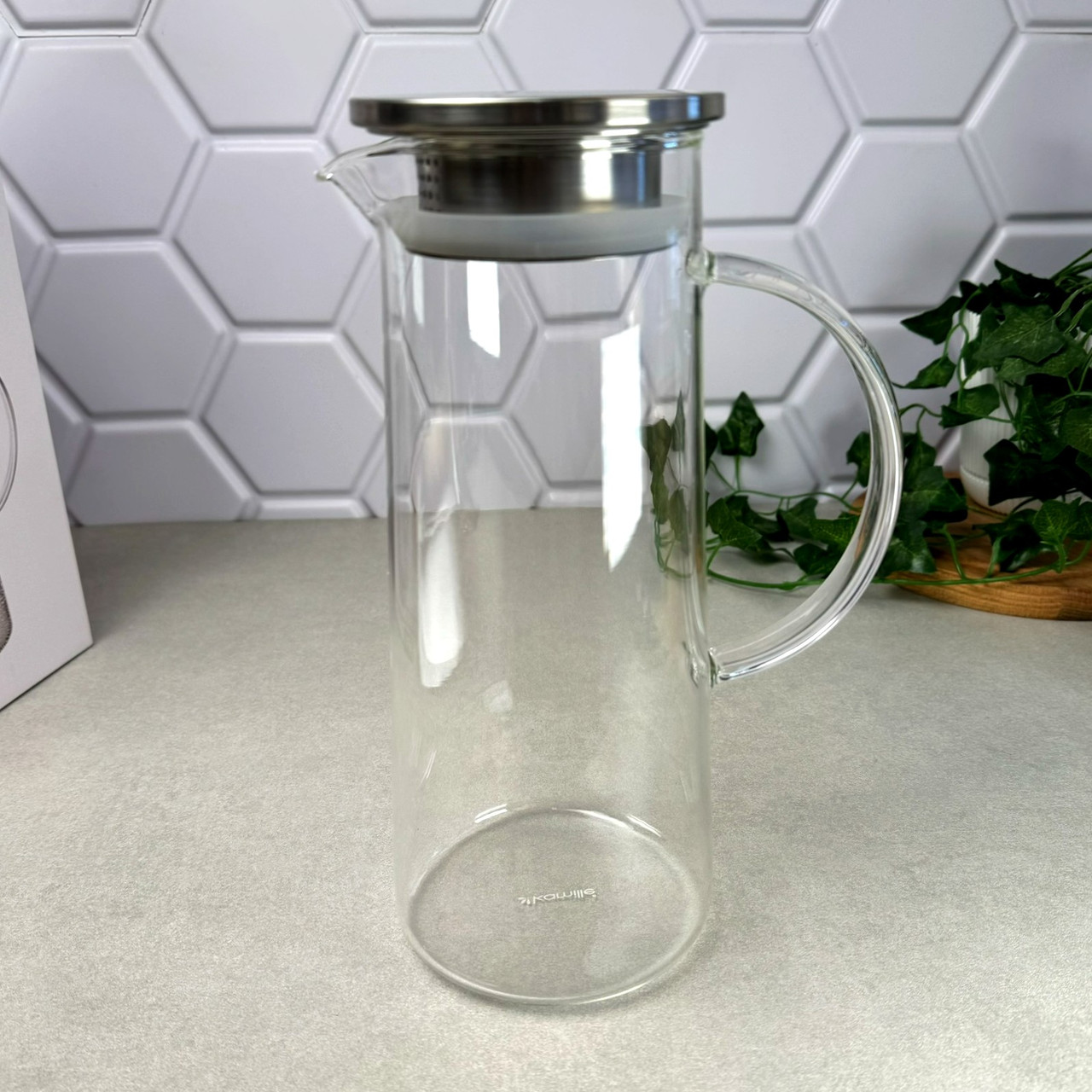 Глечик скляний з металевою кришкою-фільтром 1200 мл Kamille