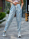 Сині літні лляні жіночі штани в спортивному стилі на гумці з етнічним принтом, фото 2