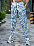 Сині літні лляні жіночі штани в спортивному стилі на гумці з етнічним принтом, фото 3