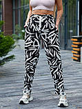 Чорні літні лляні жіночі штани в спортивному стилі на гумці з етнічним принтом, фото 4