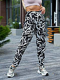 Чорні літні лляні жіночі штани в спортивному стилі на гумці з етнічним принтом, фото 2