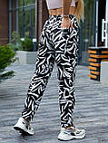 Чорні літні лляні жіночі штани в спортивному стилі на гумці з етнічним принтом, фото 5