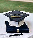 Святкова коробка-бокс у вигляді виппускної шапки з написом, фото 5