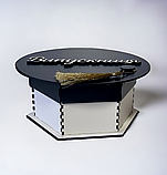 Святкова коробка-бокс у вигляді виппускної шапки з написом, фото 2