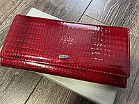 Бордовый лаковый женский кожаный кошелёк на магнитах Helen Verde