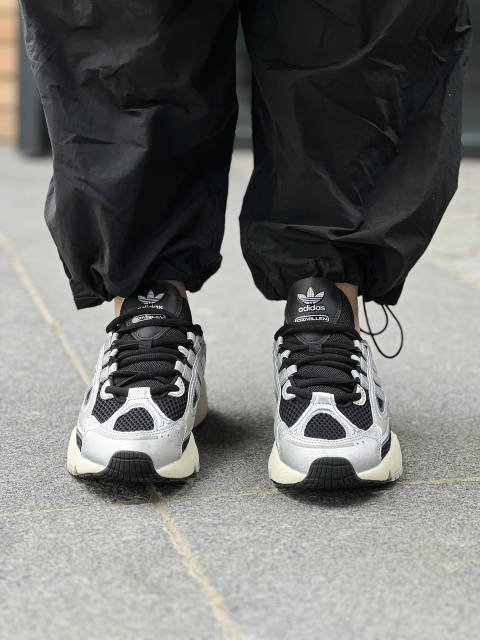 Купить Кроссовки женские Adidas Ozmillen 