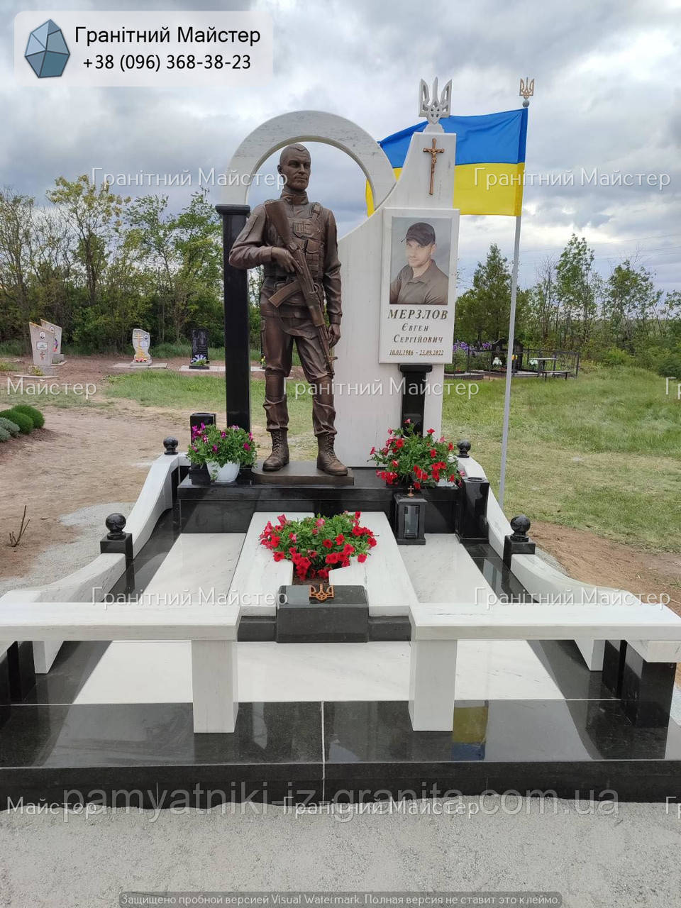 Мармуровий пам'ятник зі статуєю військового № 1615