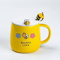 Чашка с крышкой и ложкой 450 мл керамическая "Пчелка" желтая с цветком