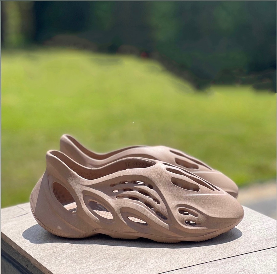 АКЦІЯ! Жіночі Кросівки тапочки Adidas Yeezy Foam Runner колір шоколад повномірні