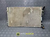 Радиатор основной охлаждения двигателя 99000936 на Volkswagen Passat B5, Audi A4 (B5), A6 (C5) 1994-2005 год