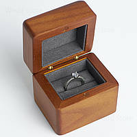 Деревянная коробочка для кольца и кольца для предложения Maryland 65х65x55мм футляр с серой подушечкой
