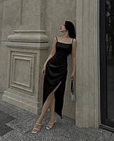 Атласне плаття максі на бретелях із розрізом на нозі чорний