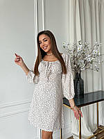 Женственное платье прямого кроя с красиво оофрмленным лифом белый