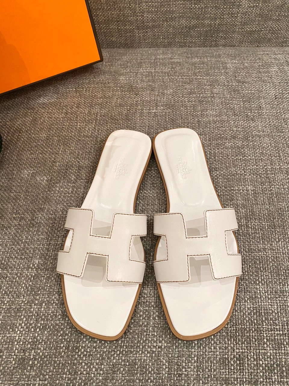 Жіночі білі шкіряні шльопанці Hermes Oran ермес Гермес шкіра на плоскій підошві шльопанці капці