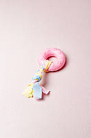 Розовая резиновая игрушка бублик