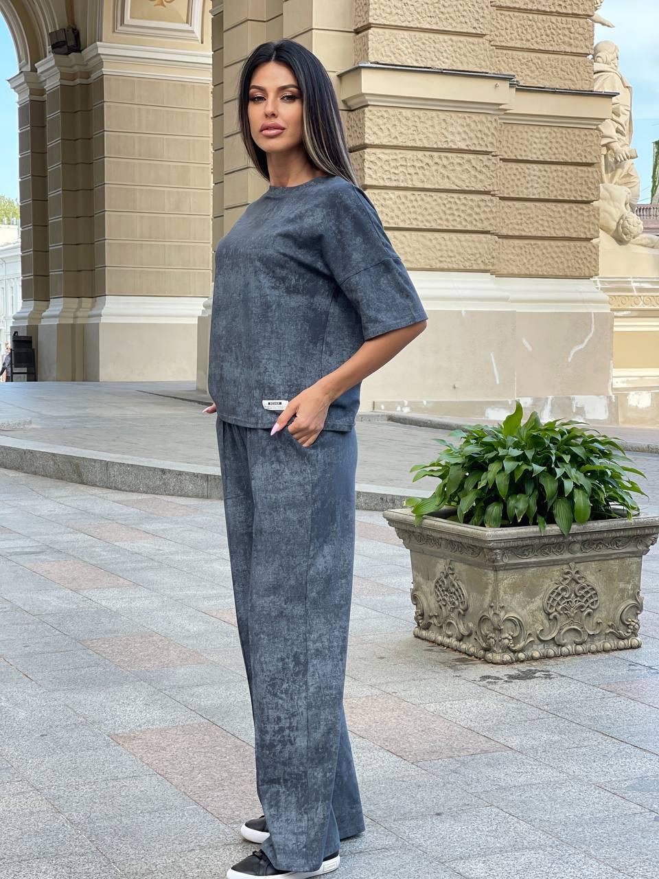 Сірий літній костюм-двійка із зручніого куліру з мармуровим принтом: футболка з рукавами до ліктя і штани в тон, фото 1