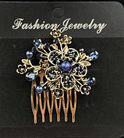 Гребінець золотистий для волосся із синіми намистинами та синіми кристалами та стразами квіточок розмір 6х5 см